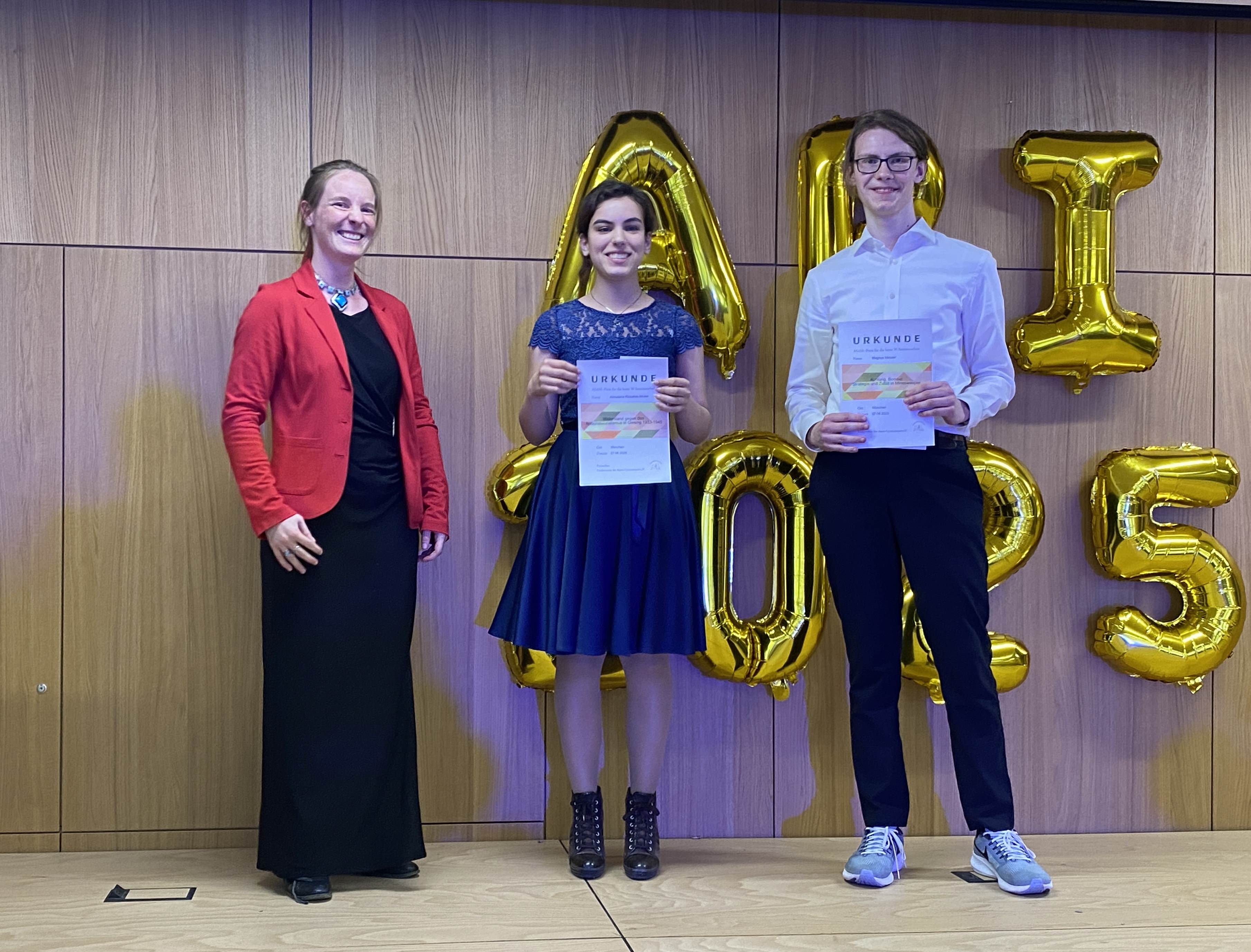 Auf dem Foto sind v.l.n.r. Kerstin Kreuter, Almudena Riosalido-Müller und Magnus Metzler zu sehen, Foto ist von Herr Rothmann gemacht.